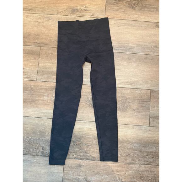 Spanx High Waisted Camo Leggings Size Large Black Camo 7/8 Length - Picture 5 of 7